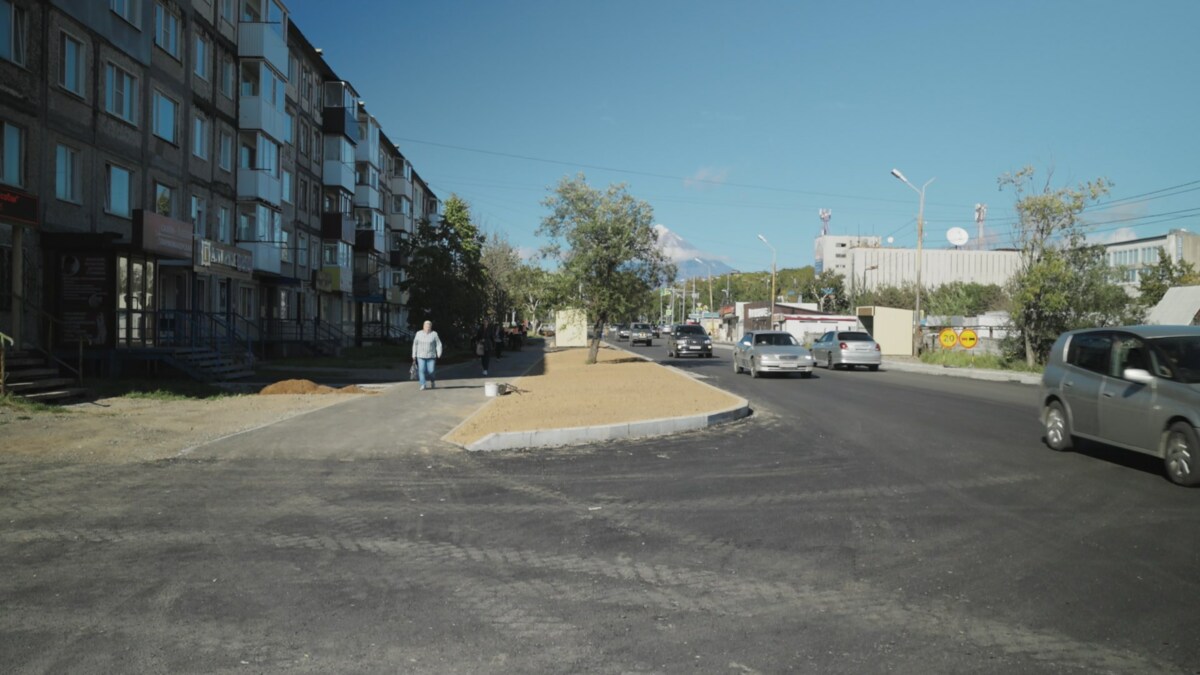 На дороге по улице Абеля в столице Камчатки завершена укладка нижнего слоя асфальтобетона